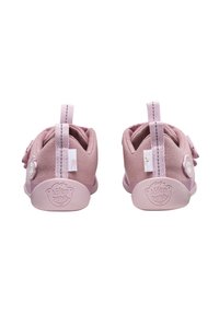 Roze stoffen schoenen met een gestructureerde bovenkant, logo-detail en een flexibele rubberen zool. Voorzien van een trekband en lus voor gemakkelijk aantrekken.