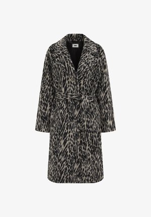 Płaszcz w leopardzi wzór w stonowanej beżowej i czarnej kolorystyce. Posiada klapowany kołnierz, długie rękawy, pas w talii oraz zapięcie na guziki z przodu.