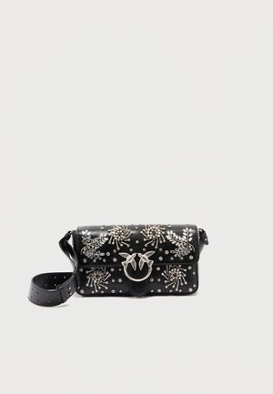 Μαύρη δερμάτινη τσάντα ώμου με ασημένιες διακοσμήσεις με καρφιά, λουλουδάτα σχέδια και μεταλλικό κούμπωμα με δύο πουλιά που κοιτάζονται μεταξύ τους.