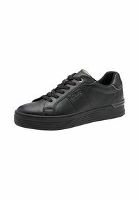 Sneaker in pelle nera con punta rotonda, superficie testurizzata, suola in gomma rialzata, lacci neri e dettagli metallici sul tallone.