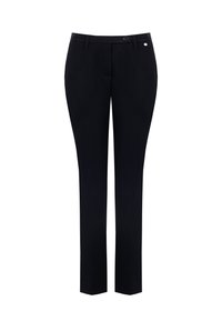 Pantaloni neri slim-fit realizzati in tessuto morbido. Presentano una chiusura con bottone e un sottile accento metallico. Design a gamba dritta con orli rifiniti.