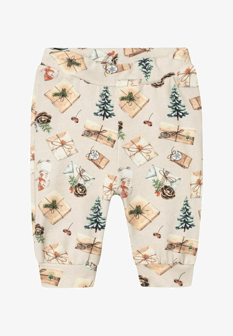 Pantalon bébé beige avec imprimé sur le thème de Noël comprenant des cadeaux emballés, des sapins, des pommes de pin et de petites baies rouges.