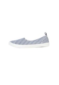 Scarpa slip-on a righe blu e bianche con suola in gomma e battistrada bianco testurizzato, dotata di un piccolo manico nero sul tallone.