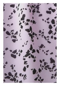 Tela morada con una superficie texturada que muestra un patrón abstracto negro de formas irregulares y manchas, distribuidas de manera densa.
