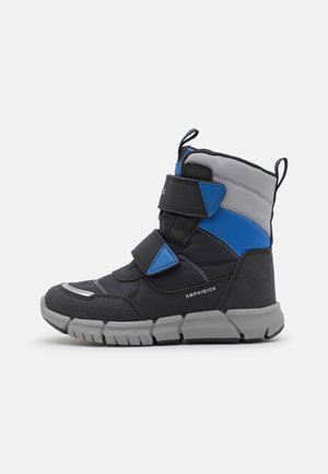 Botte d'hiver montante noire et grise avec des accents bleus, deux bandes Velcro, semelle robuste et languettes sur fond blanc.
