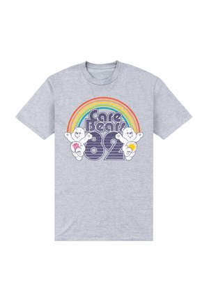 Camiseta de algodón gris con un gráfico colorido de un arcoíris que presenta dos ositos Cariñositos y el texto "82" en una fuente retro. Diseño de mangas cortas y cuello redondo.