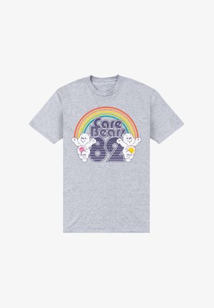 Szara bawełniana koszulka z kolorową grafiką tęczy, przedstawiającą dwa Misie Przytulanki oraz tekst "82" w retro czcionce. Krótkie rękawy i okrągły dekolt.