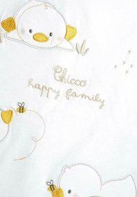 Tissu blanc ornée de broderies colorées d'un canard et d'un ours, avec des accents jaunes sur le canard et des abeilles, le texte indique "Chicco famille heureuse."