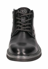 Bottines en cuir noir avec bout rond, surface texturée, lacets gris et un logo minimal embossé sur la languette ; semelle en caoutchouc.