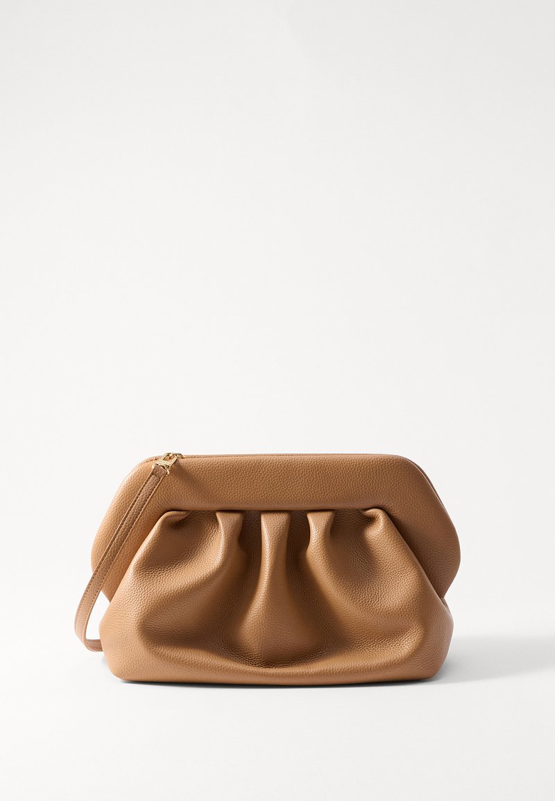 Bolso de mano de cuero marrón con un diseño plisado y una cremallera dorada. Presenta una forma estructurada y un acabado suave y texturizado.