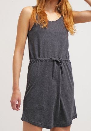 Grå ærmeløs kjole lavet af blødt stof med snøre i taljen og en afslappet pasform. Kantlinjen er let buet.