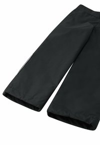 Schwarze wasserdichte Hose mit glatter Textur, weit geschnittenen Beinen und elastischem Bund. Enthält ein schlankes Seitenreißverschlussdetail nahe dem Saum.