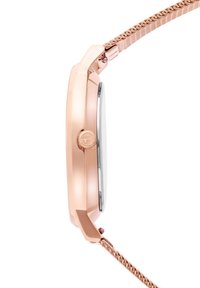 Roségoldene Armbanduhr mit schlankem Gehäuse, silbernem Zifferblatt und strukturiertem geflochtenen Armband. Verfügt über eine runde Krone an der Seite zur Einstellung.