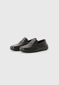 Pantofi negri din piele, slip-on, cu un superior texturat, detalii cusute și o talpă plată din cauciuc. Design clasic de mocasin cu accente minime.