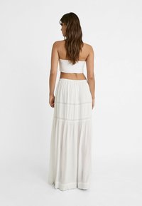 Stradivarius WITH LACE - Maxinederdele - white