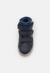 Zapatilla alta de color azul marino, hecha de ante y textil, con dos correas de velcro, un cuello acolchado y la puntera perforada para una mejor transpirabilidad.