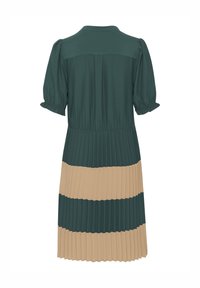 Zeleno-bež plisirana obleka z kratkimi napihnjenimi rokavi, ovratnikom in elastičnim pasom za oprijet silhueto.