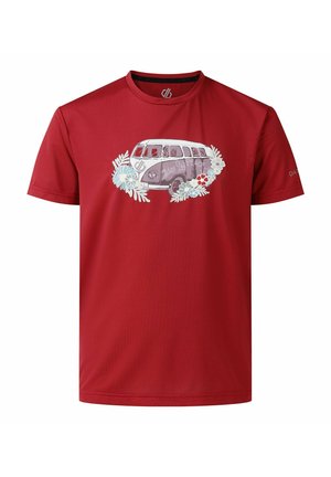 Rotes T-Shirt mit kurzen Ärmeln und einem Vintage-Van-Motiv, umgeben von hellblauen und weißen Blumen auf der Brust.
