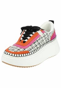 Sneaker platform con tomaia bianca testurizzata e accenti arancioni, rosa e neri, suola bianca spessa e lacci neri.