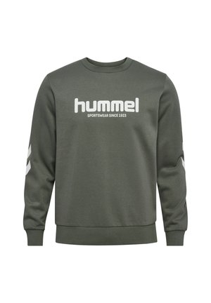 Ciemnozielona bluza z okrągłym dekoltem, białym logo "hummel SPORTSWEAR SINCE 1923" na piersi oraz białymi paskami w kształcie chevron na obu rękawach.