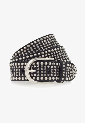 Ceinture en cuir noir enroulée avec plusieurs rangées de clous ronds argentés et une grande boucle métallique argentée sur un fond blanc.