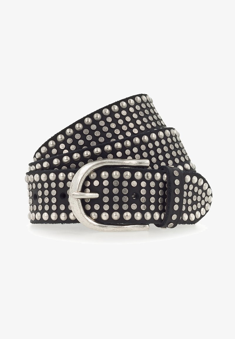 Ceinture en cuir noir enroulée avec plusieurs rangées de clous ronds argentés et une grande boucle métallique argentée sur un fond blanc.
