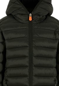 Giacca a vento nera con motivo trapuntato orizzontale, zip frontale e un'applicazione arancione per la chiusura. Presenta un cappuccio foderato per un calore extra.
