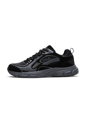 Czarno-szary niski sneaker Fila z sznurówkami, grubą podeszwą i logo marki po boku, pokazany z profilu na białym tle.