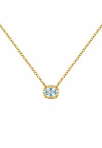 Collar de cadena de oro con una piedra azul clara en forma de cojín, enmarcada con acentos estriados que aportan textura y detalle.