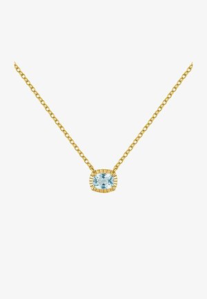Collar de cadena de oro con una piedra azul clara en forma de cojín, enmarcada con acentos estriados que aportan textura y detalle.