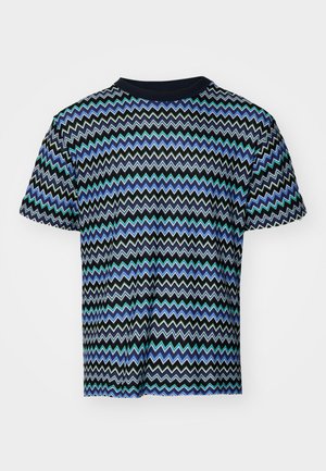 Tricou cu mânecă scurtă, cu bază neagră, având un model în zigzag în nuanțe de albastru, verde și alb. Fabricat dintr-un material neted și ușor.