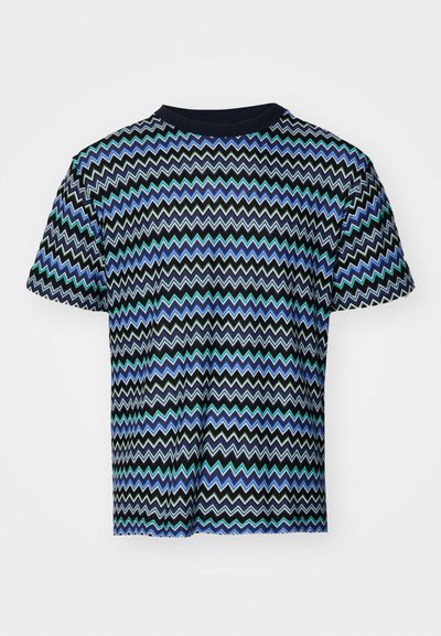 Lühikeste varrukatega t-särk mustal taustal, millel on sinine, roheline ja valge sakiline muster. Valmistatud siledast ja kergekoelisest kangast.