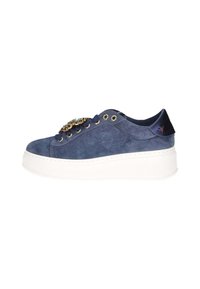Sneaker platform in suede blu navy con occhielli dorati, lacci blu scuro, decorazioni in gioielli sui lacci e suola spessa bianca.