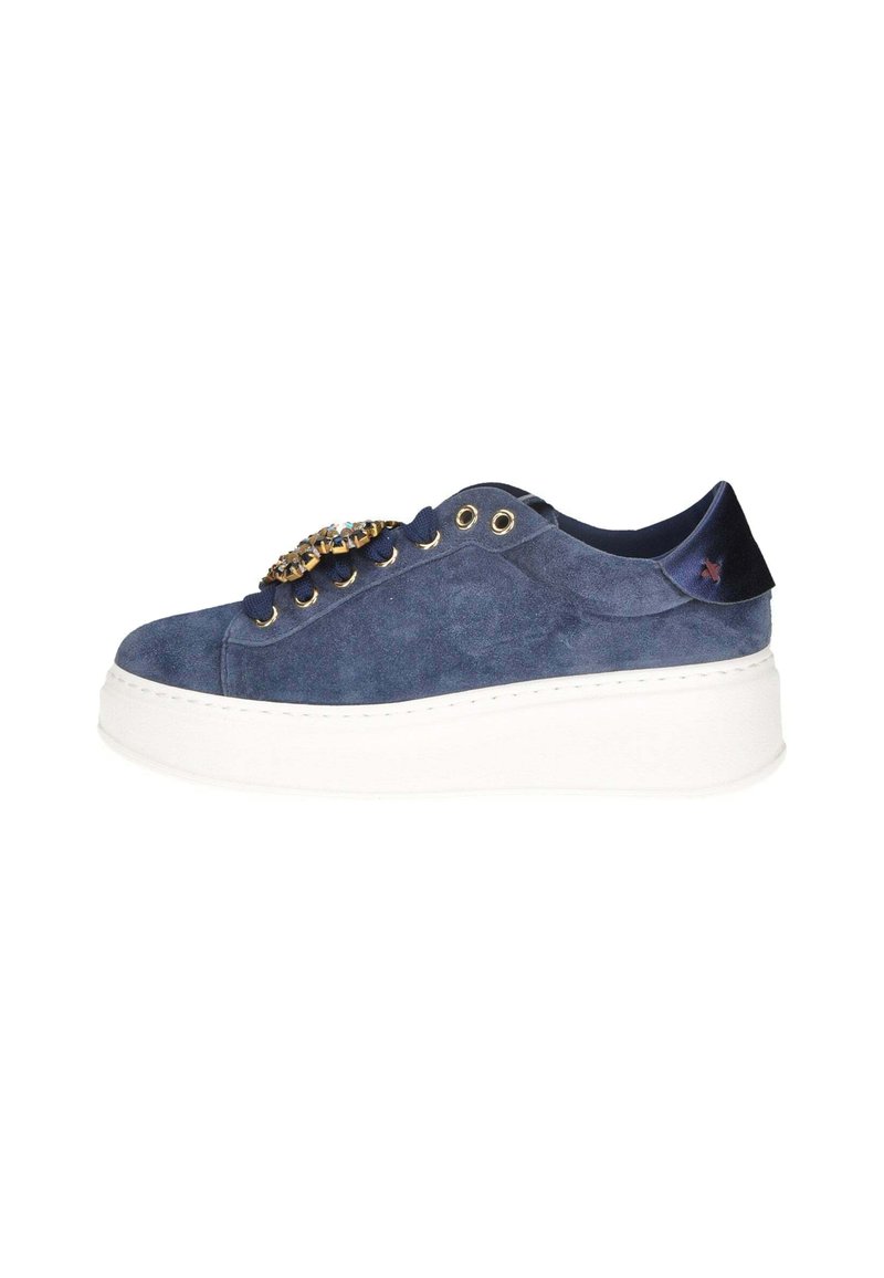 Sneaker platform in suede blu navy con occhielli dorati, lacci blu scuro, decorazioni in gioielli sui lacci e suola spessa bianca.