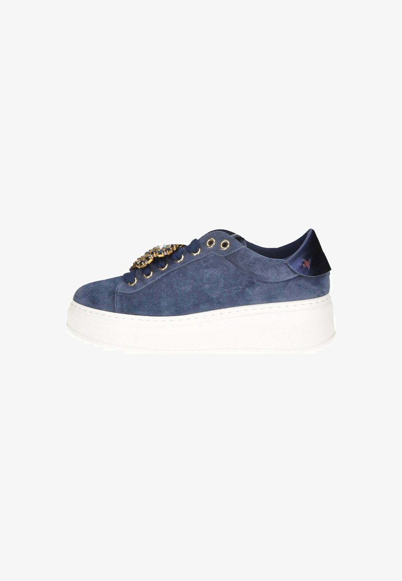 Sneaker platform in suede blu navy con occhielli dorati, lacci blu scuro, decorazioni in gioielli sui lacci e suola spessa bianca.