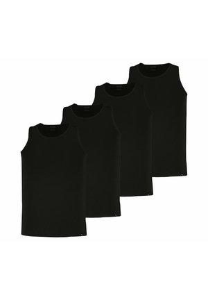 Vier schlichte schwarze ärmellose Tanktops, versetzt in einer Reihe auf weißem Hintergrund angeordnet.