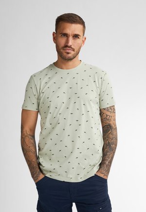 Petrol Industries ALL-OVER PRINT GULFCREST - Print T-shirt - desert sage