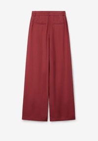 Hoge taille, wijde broek in donkerrood met riemlussen en twee achterzakken op een witte achtergrond.