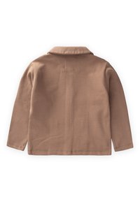 Camicia marrone a maniche lunghe con colletto, realizzata in tessuto morbido. Presenta uno yoke posteriore e cuciture pulite. La vista posteriore mostra la semplicità nel design.