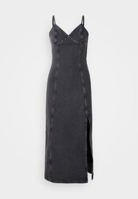 Vestido maxi em denim preto com alças finas, decote em V e tachas decorativas ao longo do corpete. Apresenta uma fenda lateral e uma silhueta ajustada.