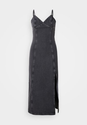 Mustat farkkukankaiset maxi-mekko ohuilla olkaimilla, V-pääntiellä ja koristeellisilla niiteillä bodice-alueella. Mekossa on sivuruusuke ja tiukka siluetti.