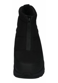 Botas deportivas negras con un diseño acolchado, cuello alto y cremallera frontal. Presentan una suela de goma texturizada para mayor agarre.