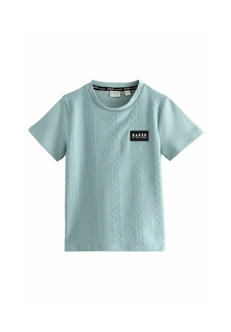 Lyseblå kortærmet t-shirt med embossede vertikale mønstre og et sort mærke, der står "BAKER" på venstre side. Blød tekstur, design med rund hals.