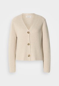 Cardigan beige tricoté avec col en V et trois grands boutons ronds sur le devant, manches longues et texture côtelée.