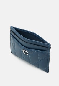 COACH ESSENTIAL CARD CASE WITH PILLOW QUILTING - Maks - dark blue