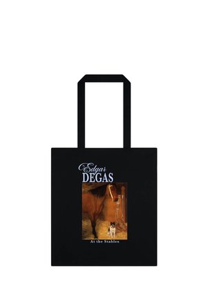 Schwarze Tragetasche mit Edgar Degas Schriftzug und Kunstwerk, das ein braunes Pferd und einen kleinen Hund in einem Stall mit Heu und Ausrüstung zeigt.