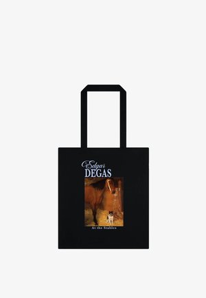 Sort mulepose med tekst om Edgar Degas og kunstværk, der viser en brun hest og en lille hund i en stald med hø og udstyr.