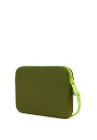 Pochette verde con zip realizzata in materiale liscio, dotata di una cerniera verde brillante, di forma rettangolare e senza motivi o accenti visibili.