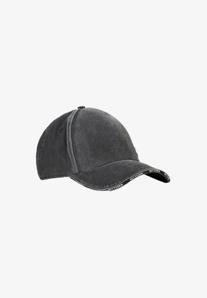 Cappellino da baseball grigio scuro con visiera curva, con la scritta "WITTCHEN" ripetuta lungo il bordo della visiera.