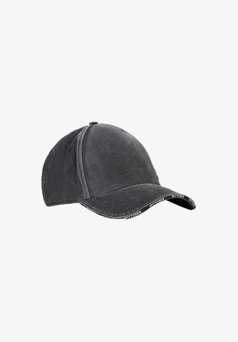 Dunkelgraue Baseballcap mit gebogenem Schirm, auf dem der Text "WITTCHEN" am Rand des Schirms wiederholt ist.
